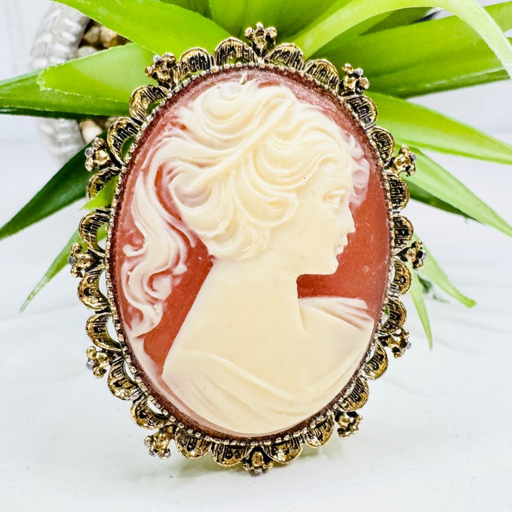 Vintage 70s Gerrys Cream Terracotta Cameo Ornate Scallop Gold Brooch Pendant
